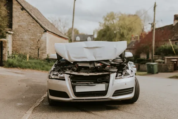 Fotos detalladas de coche con golpe