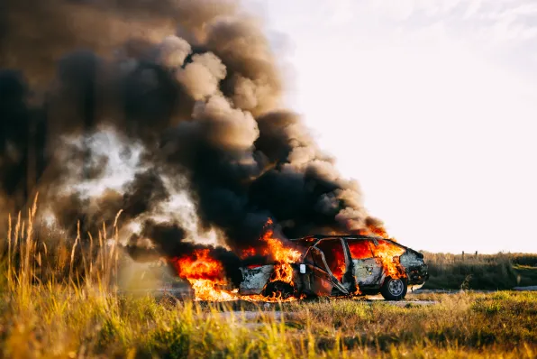 Fotos detalladas de coche incendiado